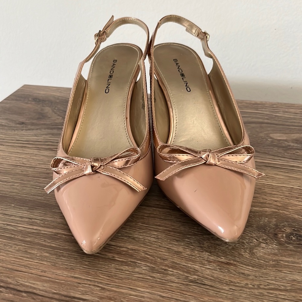 BANDOLINO Peachy Pink Kitten Heels with Rose Gold Bow Accents